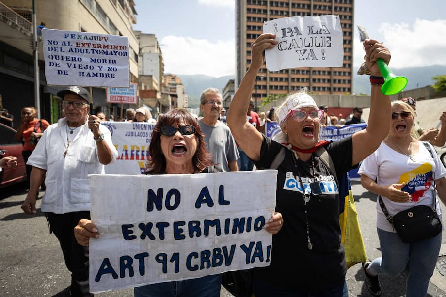 Personas sostienen carteles durante una protesta liderada por adultos mayores el viernes, en Caracas (Venezuela).