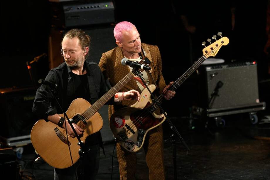 Thom Yorke, vocalista de Radiohead, junto Michael Peter Balzary (Flea) de Red Hot Chili Peppers, en diciembre de 2015. / AFP