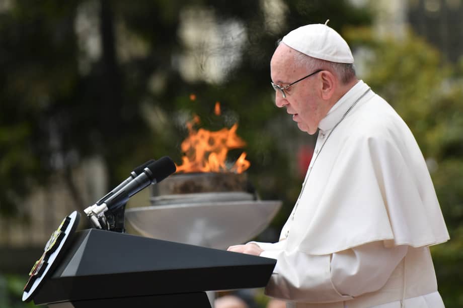 El papa Francisco aterrizó en la tarde de ayer, 6 de septiembre en Bogotá. Su primer discurso oficial lo dio en la Plaza de Armas del Palacio de Nariño. / AFP