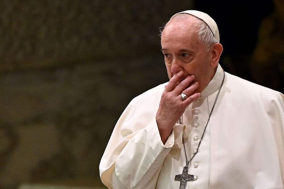 El papa Francisco reconoció que las parejas homosexuales deben ser protegidas por leyes civiles. / AFP