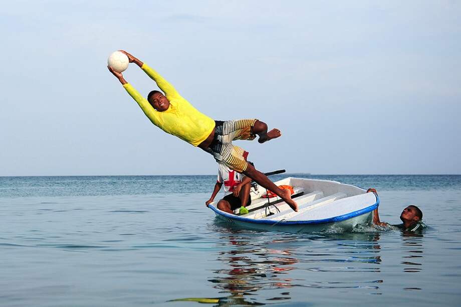 José Berrío, “El Piti”, arquero del equipo, durante una jornada de entrenamiento en el mar, pues en la isla no hay un espacio adecuado para entrenar. FOTOS: Nelson Sierra G.