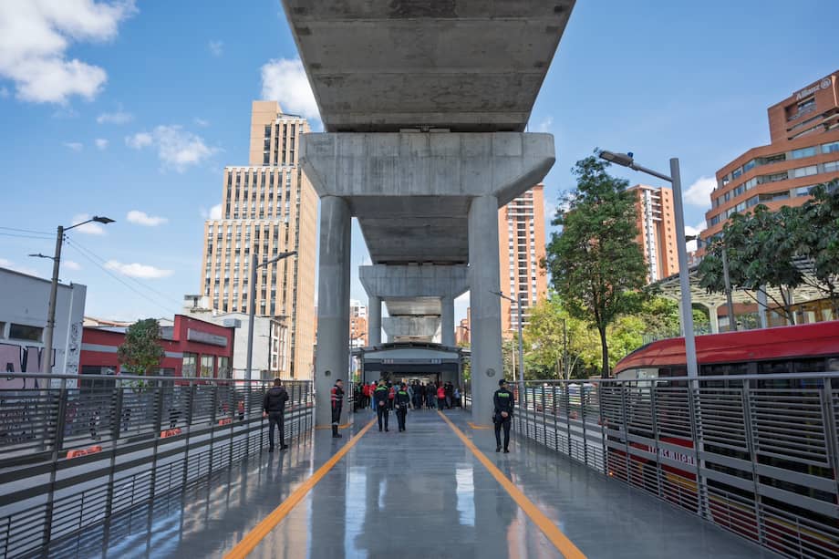 El Distrito confirmó que la estación se habilitará en dos fases: a partir del 27 de diciembre de 202 entrará en operación el vagón 2, en el acceso norte; el acceso sur entrará en operación en el primer semestre de 2026, una vez finalicen las obras del viaducto del Metro sobre la avenida El Dorado.