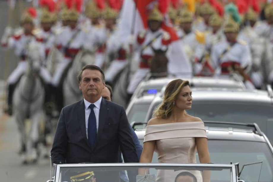 El presidente de Brasil, Jair Bolsonaro, y la primera dama, Michelle Bolsonaro. / AFP