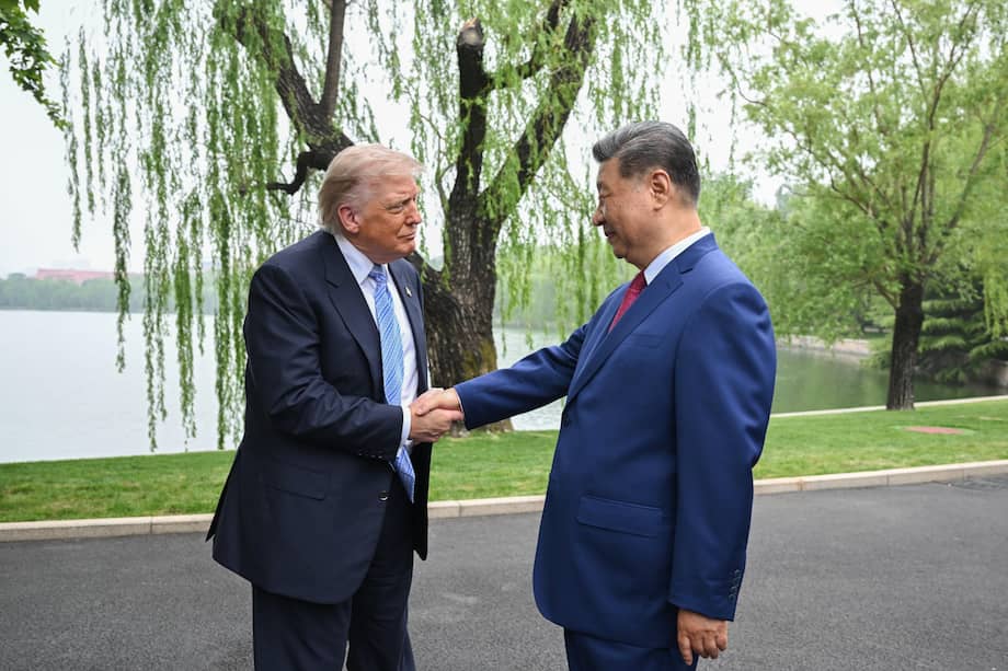 PEKÍN, 15/05/2026.- El presidente estadounidense, Donald Trump (i), y su homólogo chino, Xi Jinping, durante el encuentro que celebraron en Zhongnanhai, el complejo cercano a la Ciudad Prohibida de Pekín, que acoge a la cúpula del Partido Comunista de China (PCCh, gobernante). Trump aseguró este viernes antes de almorzar con Jinping, que ambos comparte una visión "muy similar" sobre cómo poner fin al conflicto en Irán, que Estados Unidos e Israel iniciaron a finales de febrero y que desembocó en el cierre del estrecho de Ormuz por parte de Teherán.EFE/ Ministerio de Asuntos Exteriores de China - SOLO USO EDITORIAL/SOLO DISPONIBLE PARA ILUSTRAR LA NOTICIA QUE ACOMPAÑA (CRÉDITO OBLIGATORIO) -