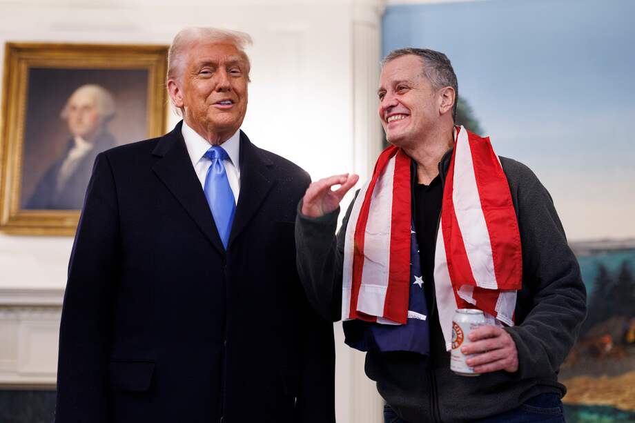 El presidente de Estados Unidos, Donald Trump (i), recibe a Mark Fogel, quien recientemente fue liberado de prisión en Rusia.