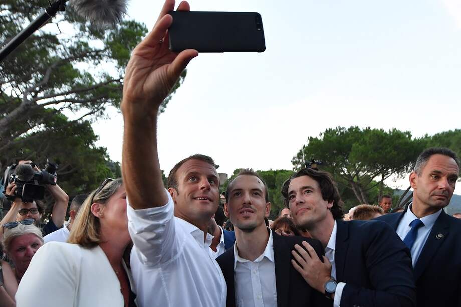 Macron y su esposa pasaron sus vacaciones en el "Fort de Bregancon", en Bormes-les-Mimosas, donde salieron a saludar a sus connacionales. / AFP