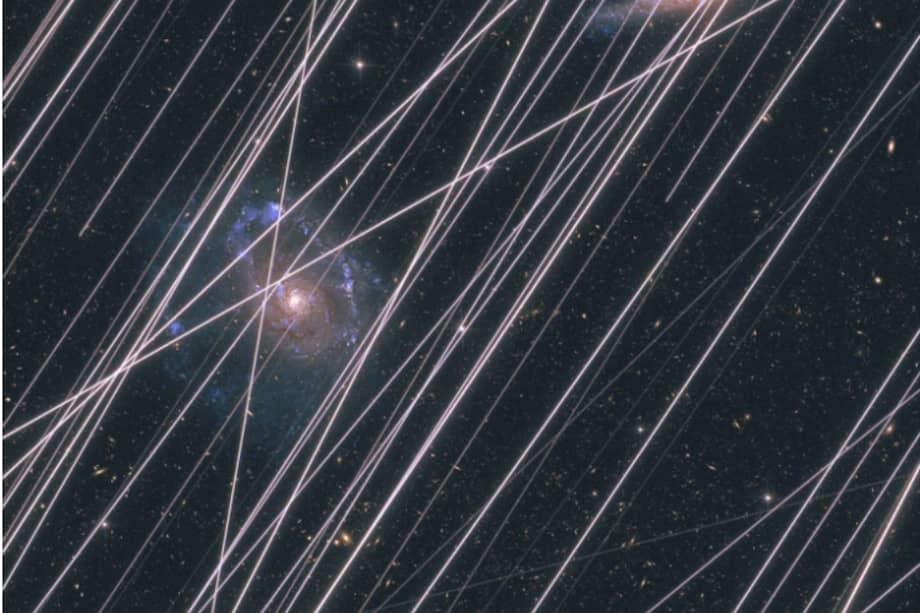 La luz reflejada por los satélites de telecomunicaciones deja rayas en una imagen simulada por ARRAKIHS, un telescopio orbital cuyo lanzamiento está previsto para 2030.