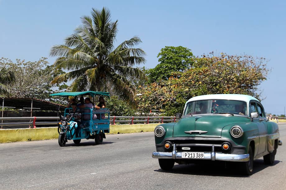 Un vehículo transita por una vía en La Habana, Cuba.