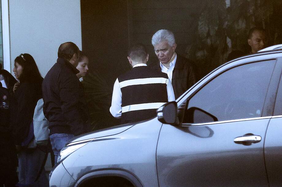 El jefe de la Cancillería y Asuntos Políticos de la Embajada de México en Ecuador, Roberto Canseco, quien intentó resistir a la irrupción policial ecuatoriana del pasado viernes en la sede diplomática, llegó al Aeropuerto Internacional Mariscal Sucre, en Quito.