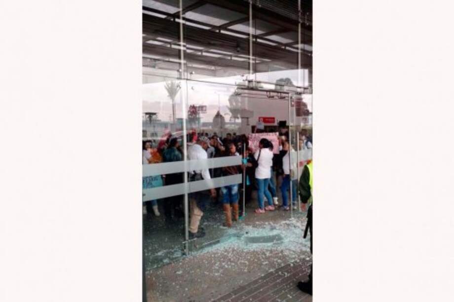 Así se encontraba el Puente Aéreo luego de que los desplazados realizaran la protesta. /Foto: @victorballestas