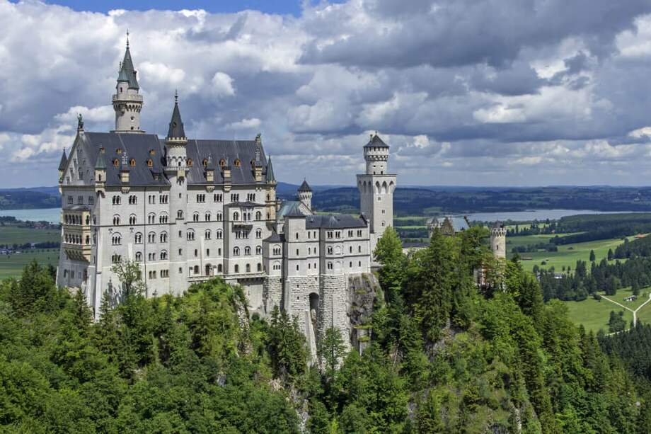 El castillo de Neuschwanstein está situado cerca del municipio de Schwangau y de la ciudad de Füssen en Algovia, en Alemania. / Pixabay