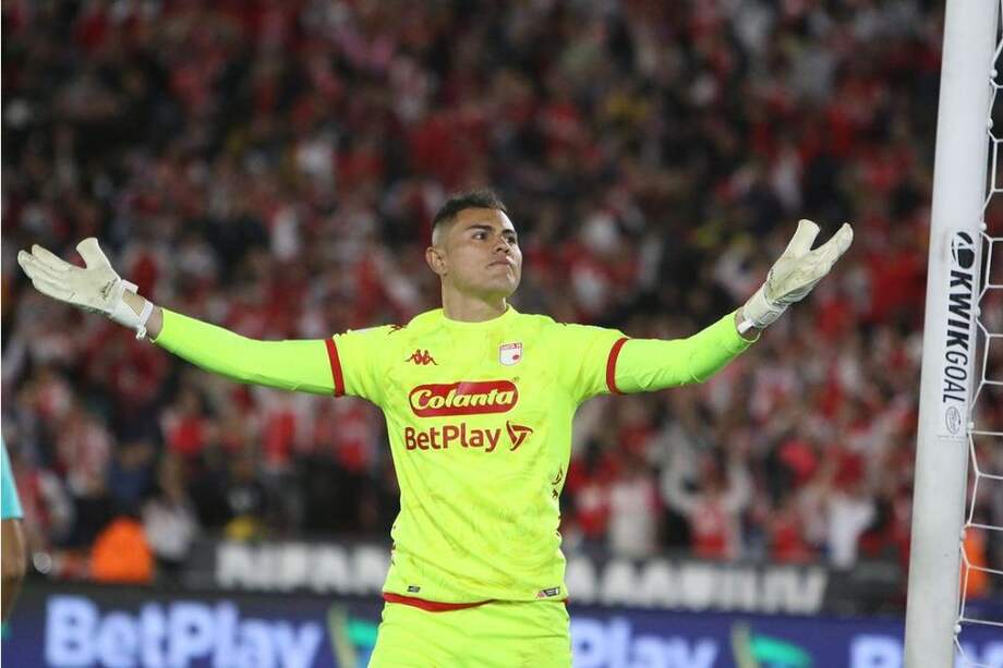Juan Daniel Espitia fue la figura de Santa Fe en la Copa BetPlay tras atajar tres penaltis en la serie contra Deportivo Cali.