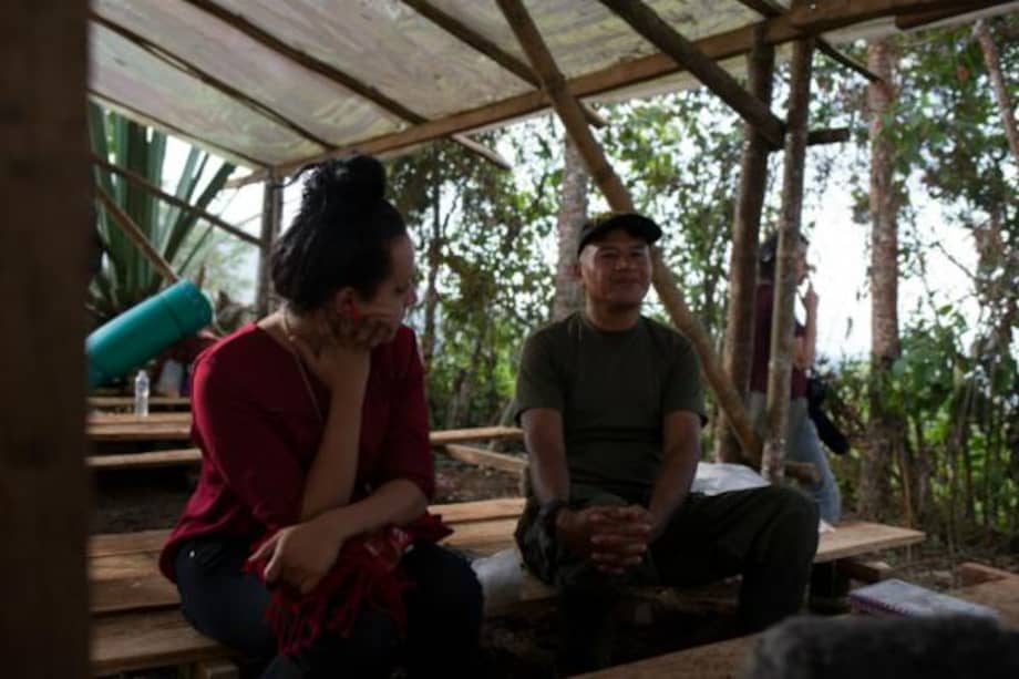 Daniela Maldonado, mujer trans y directora de la Red Comunitaria Trans (RCT), junto a un guerrillero en la zona veredal de las Farc, en Icononzo (Tolima)/ Cortesía Guillermo Camacho