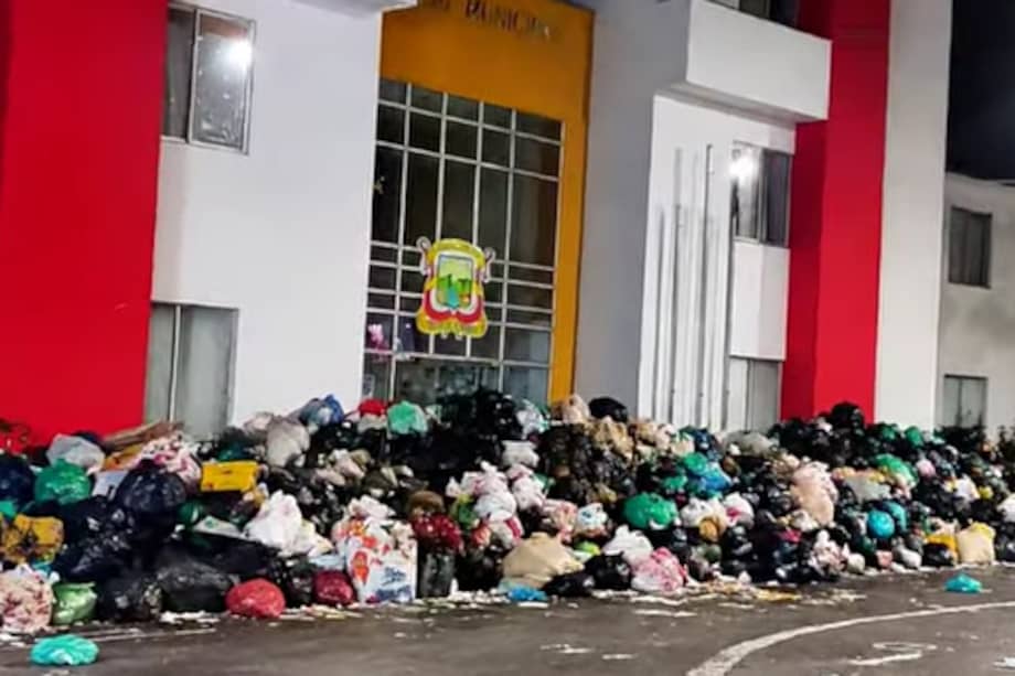 Imagen de video en redes sociales que muestra la protesta frente a la Alcaldía de Rionegro, Santander, por acumulación de basuras.