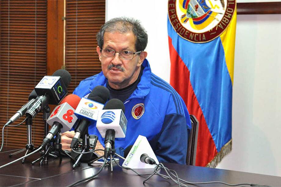 Angelino Garzón en la rueda de prensa cuando dijo estar dispuesto a someterse a exámenes médicos pedidos por el Congreso. Después argumentó que no se los haría porque eso era como darle un golpe de Estado al presidente.