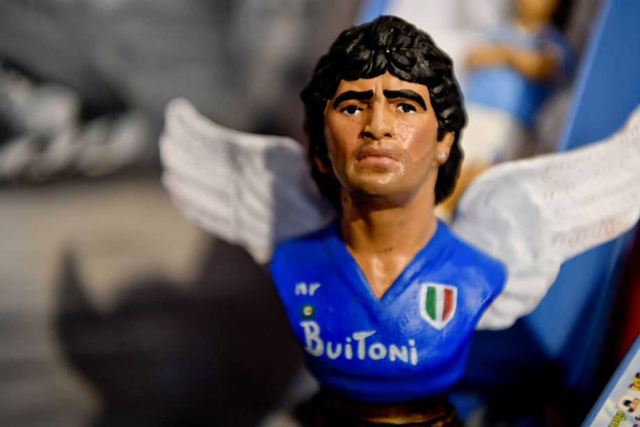 Escultura que se vende en las calles de Nápoles del exjugador argentino, ídolo en el club de esa ciudad italiana.