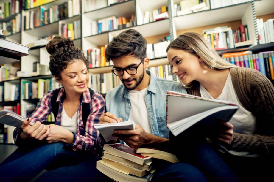 Para aplicar a una de las becas debe ser bachiller egresado o estudiante matriculado en grado once de un colegio de Bogotá, haber presentado la prueba Saber 11, tener menos de 28 años de edad y no haber estado matriculado en un programa de educación superior.