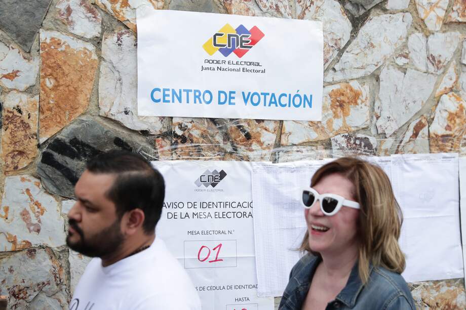 Personas esperan para votar este domingo, en un centro de votación en Caracas (Venezuela).