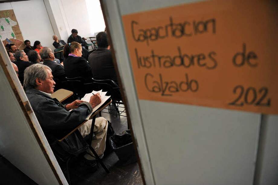 En la calle 22 con carrera 6ª, 35 lustrabotas reciben capacitación para ser guías turísticos. / Luis Ángel