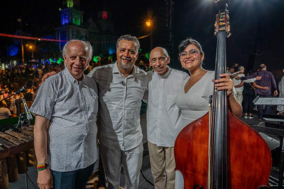 De derecha a izquierda: Ligia Perilla, principal contrabajo de la Orquesta Sinfónica Nacional de Colombia; Eduardo Carrizosa, compositor y director; Hugo Candelario, cantante y composito, y el ex viceministro de las Artes, la Economía Cultural y Creativa Jorge Ignacio Zorro.