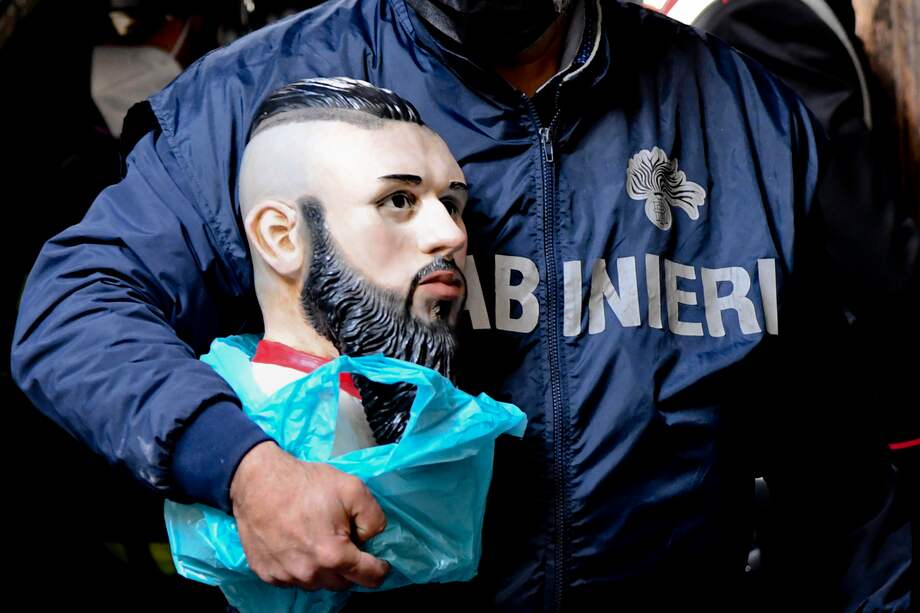 Un carabinero sostiene un busto de Emanuele Sibillo en Nápoles.