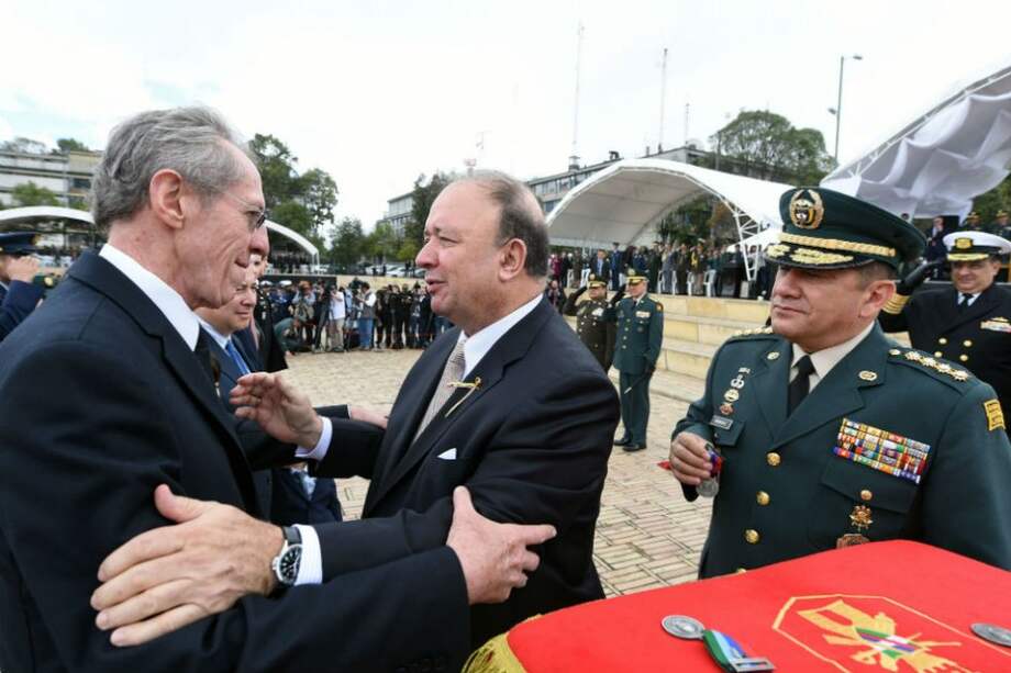 El senador Antonio Navarro Wolf, el ministro de Defensa Luis Carlos Villegas y el comandante de las Fuerzas Militares, general Juan Pablo Rodríguez. / Javier Casella - Ministerio de Defensa