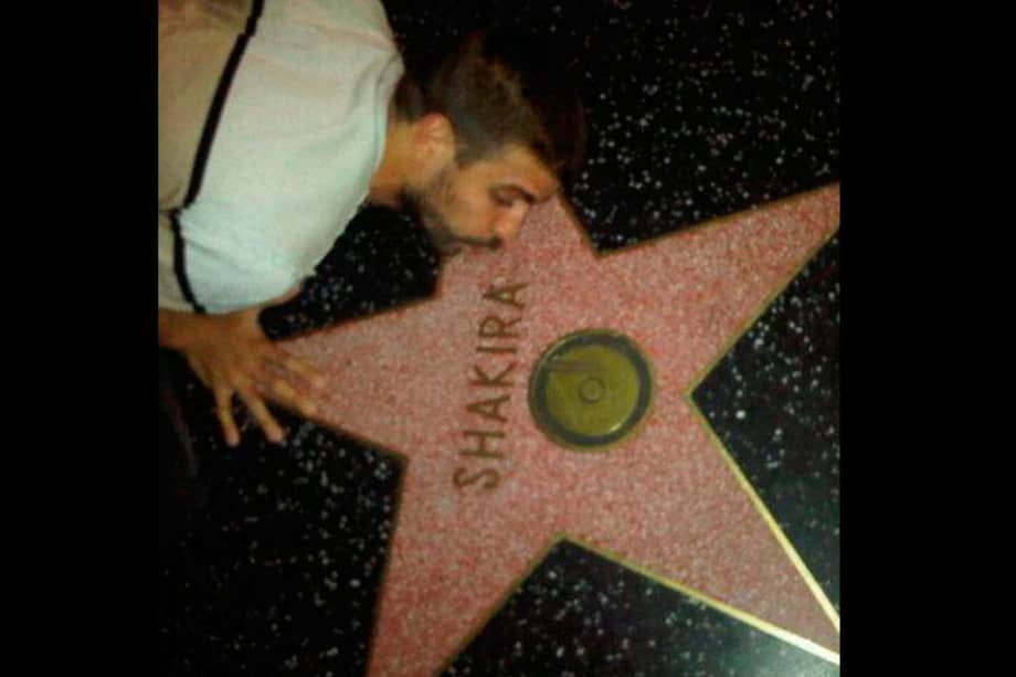 Gerard Piqué arrodillado besando la estrella de Shakira en el Paseo de la Fama de Hollywood. / Bang Showbiz / @3gerardpique