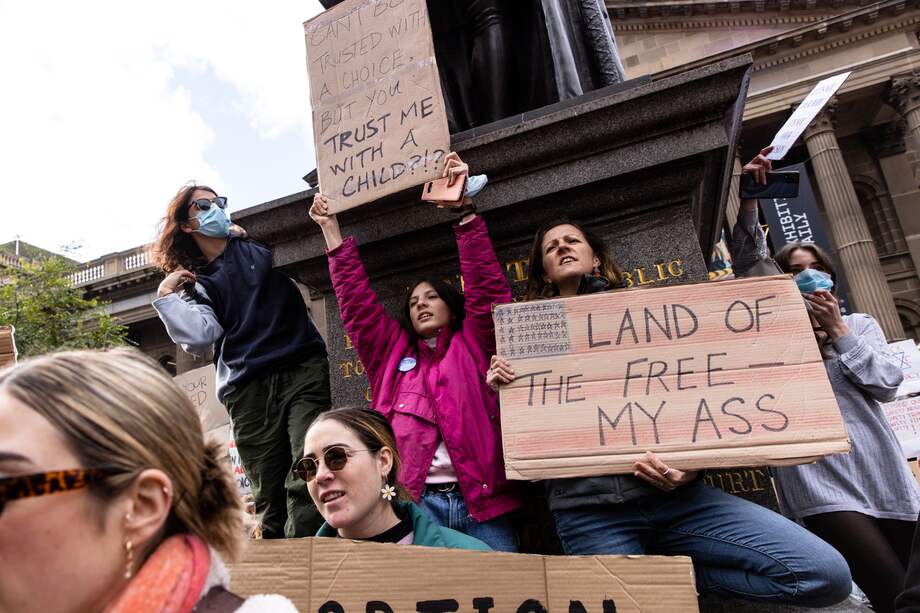 Los manifestantes asisten a una protesta en apoyo al derecho al aborto, en Melbourne, Australia, el 2 de julio de 2022.