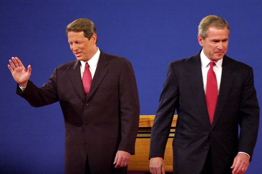 Gore era el vicepresidente del entonces mandatario Bill Clinton, mientras que Bush era el gobernador de Texas e hijo del expresidente George H. W. Bush.
