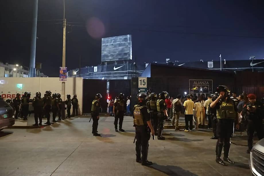 Fotografía cedida por la Agencia Peruana de Noticias Andina que muestra a integrantes de la Policía de Perú custodiando afuera del Estadio Alejandro Villanueva este viernes 3 de abril en Lima, Perú.