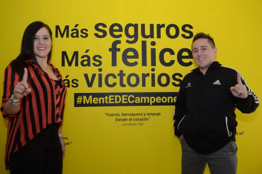 Xitlali Bustamante y su hermano Jonathan (der.), creadores de la Escuela de Campeones en Medellín. / Luis Benavides