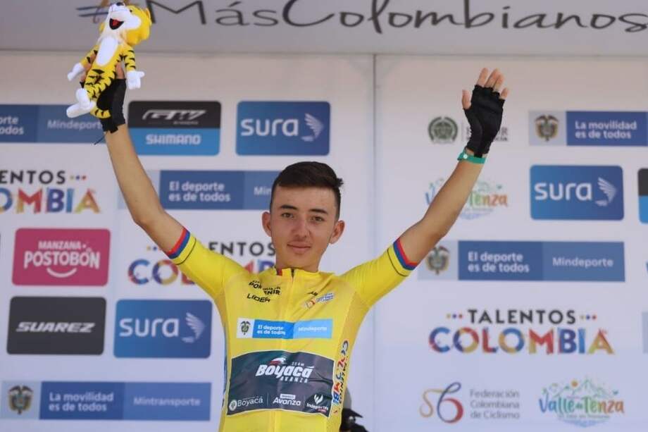 Brayan Molano en lo más alto del podio en la Vuelta del Porvenir.