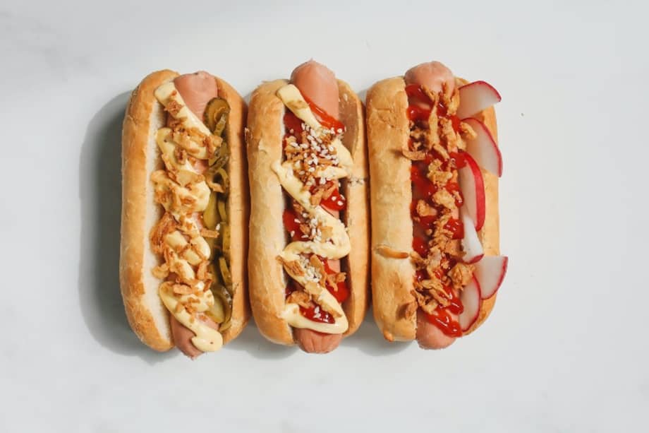 Aprende a preparar exquisitos perros calientes con estas sencillas recetas.