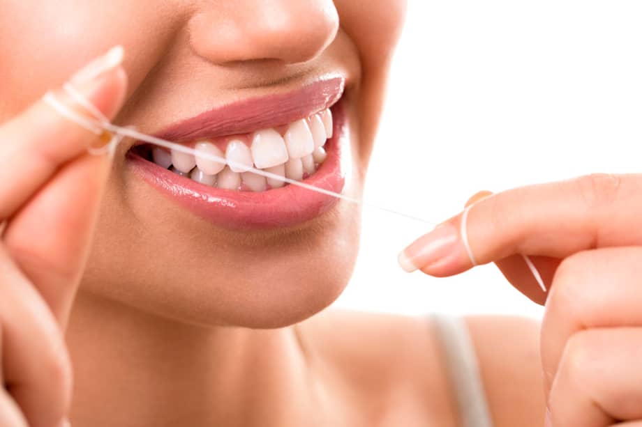 ¿Tienes manchas en tus dientes? Lee esto si quieres aclararlos