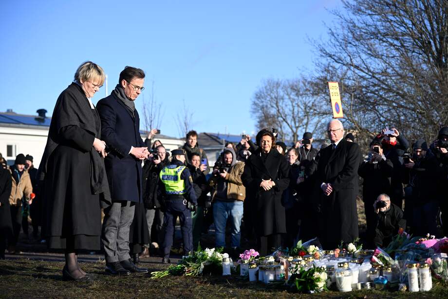 El primer ministro de Suecia, Ulf Kristersson, su esposa, Birgitta Ed, el rey Carlos XVI Gustavo y la reina Silvia, visitan un monumento levantado tras el tiroteo en la escuela Risbergska, en la ciudad de Örebro.