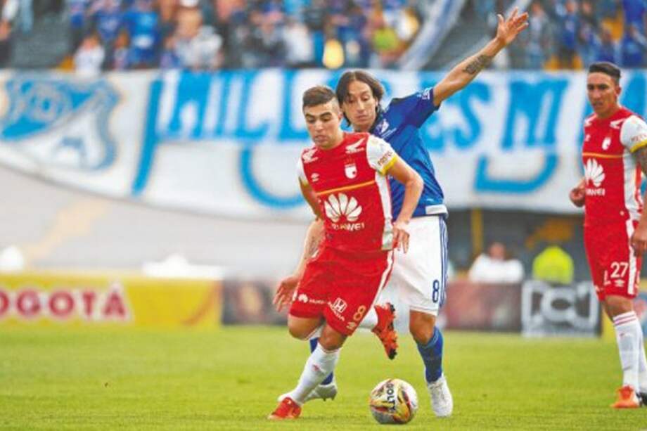 Darío Rodríguez y Rafael Robayo disputan un balón en el juego en el estadio El Campín de Bogotá. / Andrés Torres - El Espectador