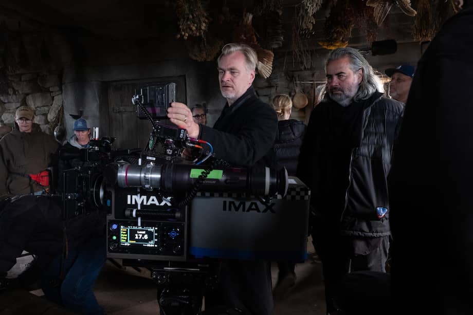 El director de cine Christopher Nolan (i) junto al director de fotografía Hoyte van Hoytema (d) durante el rodaje de la película 'La Odisea'.