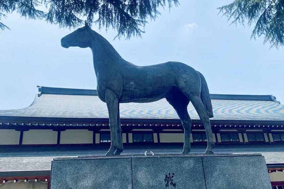 Escultura ecuestre en homenaje al millón de caballos muertos en las guerras japonesas, en el santuario de Yasukuni en Tokio.