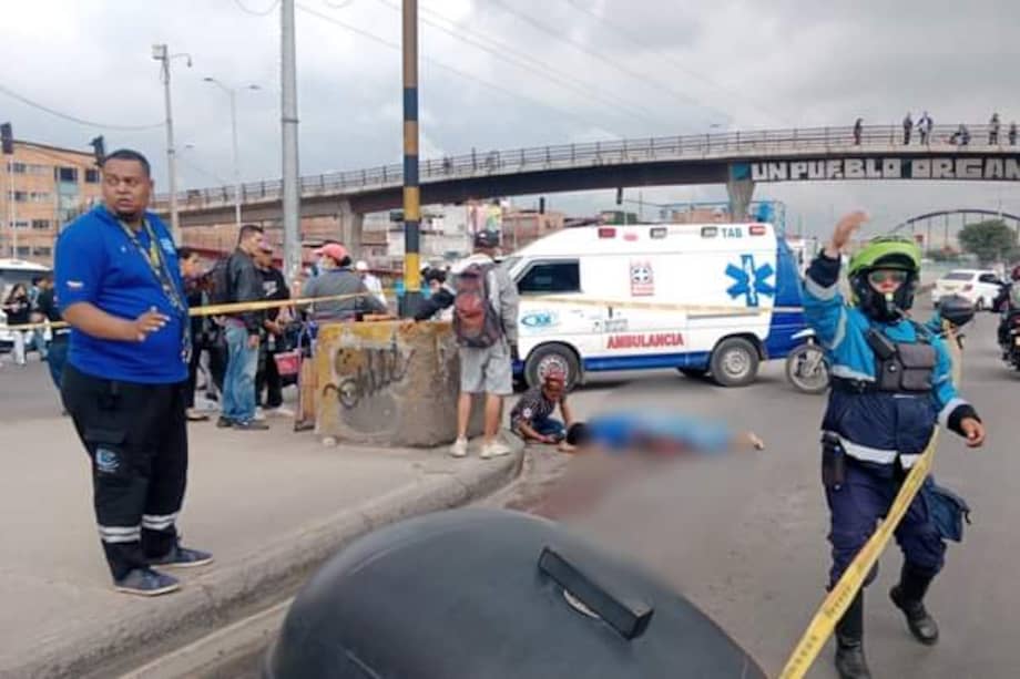 Las autoridades acompañan el tráfico tras la muerte del peatón en la vía.