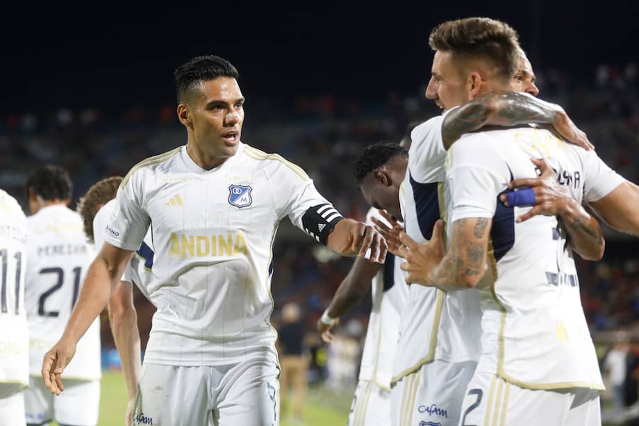 Radamel Falcao García (izq.) celebra el gol de Santiago Giordana que le dio el agónico empate a Millonarios.