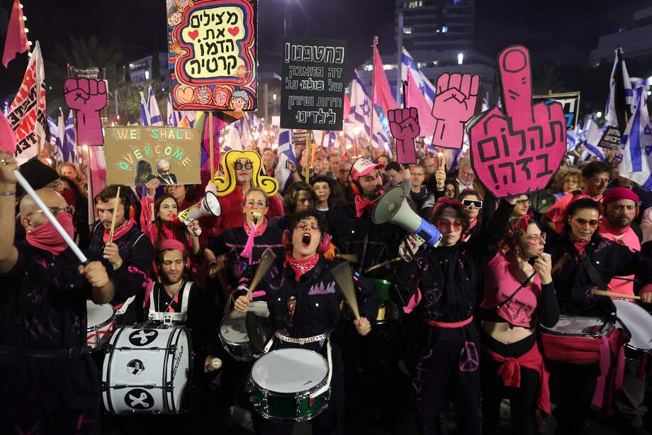 Cuando un gobierno utiliza los mecanismos que le ofrece el Estado de derecho para socavar la institucionalidad, debe presentarse un rechazo de la sociedad, como está sucediendo en Israel.