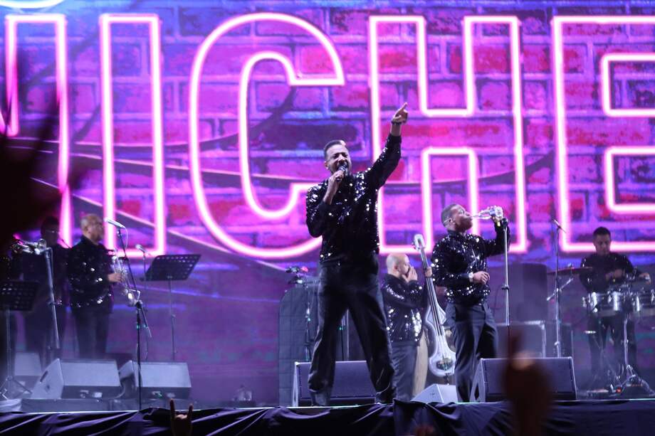 AME7562. BOGOTÁ (COLOMBIA), 21/06/2024.- Los miembros de la agrupación colombiana Gurpo Niche, cantando durante el Festival Estéreo Picnic el 7 de abril de 2024, en el municipio de Briceño, Cundinamarca (Colombia). EFE/ Mauricio Dueñas Castañeda