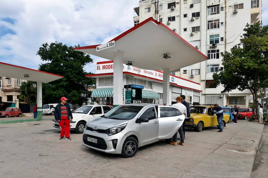 Personas abastecen su carro de combustible en la Habana (Cuba).