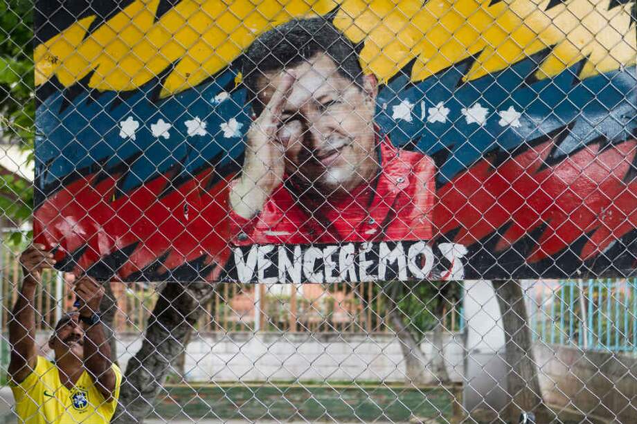 Muchos chavistas ya han comenzado a hablar del futuro del país sin Hugo Chávez. Sin embargo, aún guardan la esperanza de su mejoría. / AFP