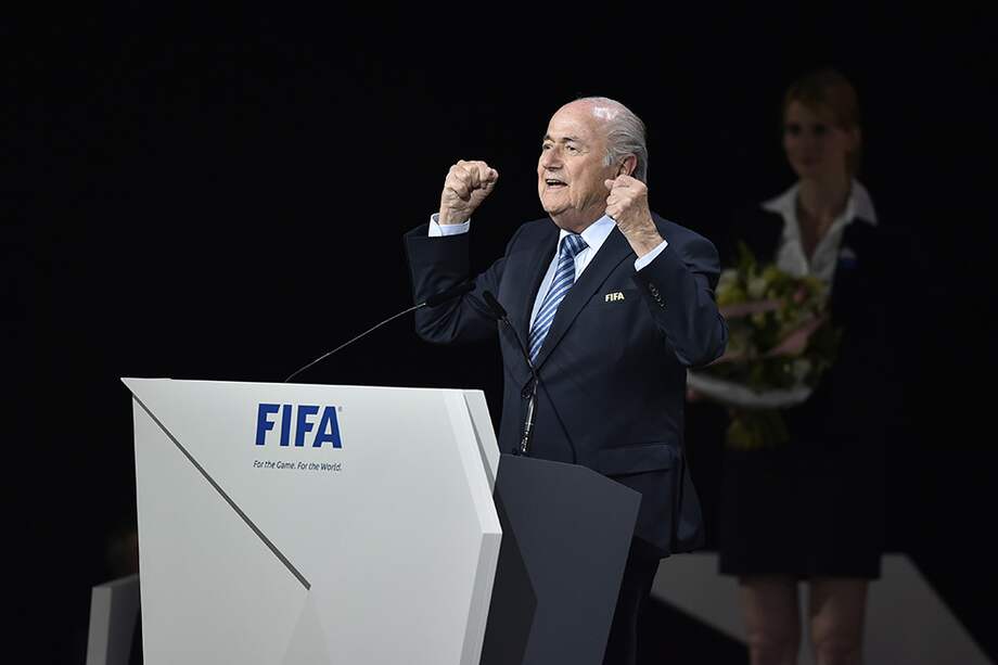 Joseph Blatter seguirá siendo el mandamás del fútbol mundial al menos por los próximos cuatro años. / AFP