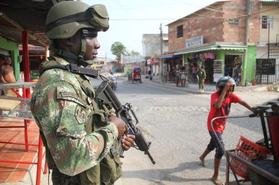 Miembros de la Infantería de Marina vigilan las calles del barrio El Pozón. / Óscar Díaz-El Universal
