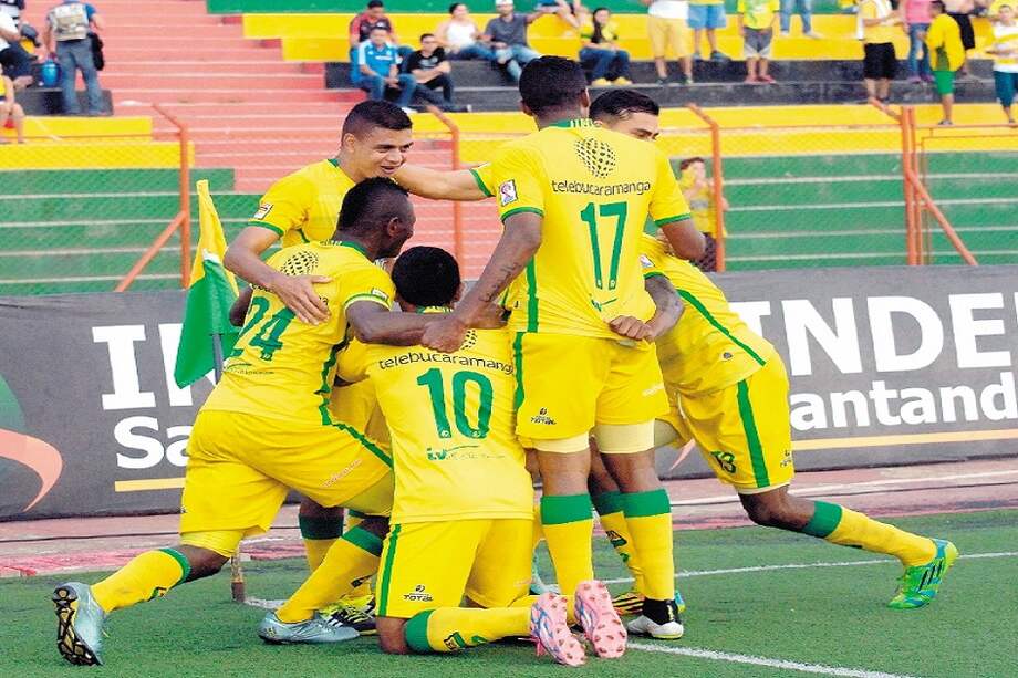Los jugadores del Atlético Bucaramanga celebran la consecución del ascenso a la Primera División. / Cortesía Vanguardia Liberal