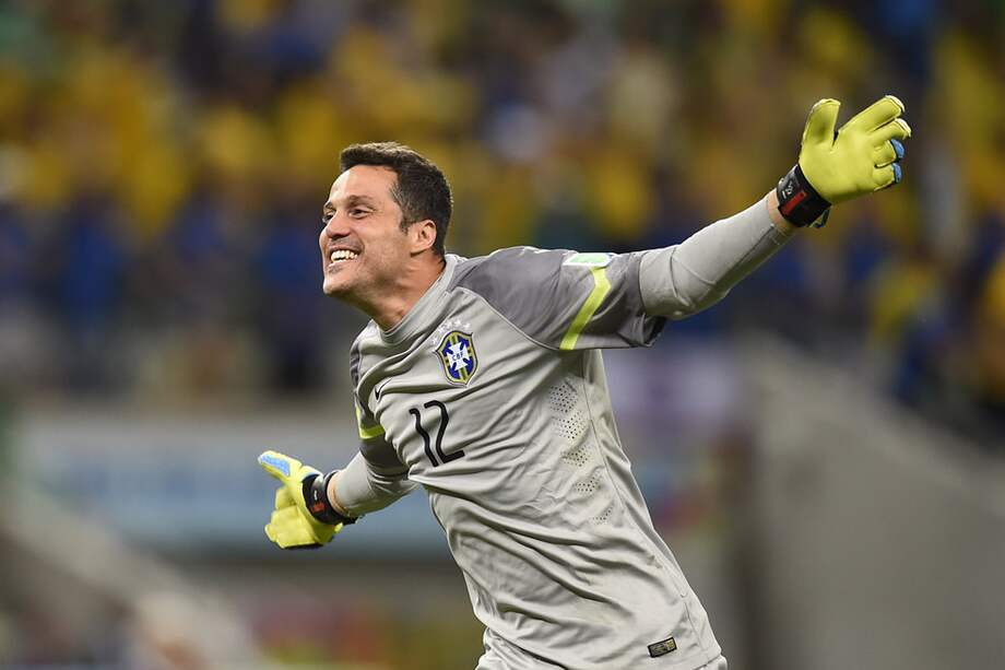 El arquero titular de la selección de Brasil, Julio César, se ha convertido en uno de las grandes figuras de su equipo en la Copa del Mundo. / AFP