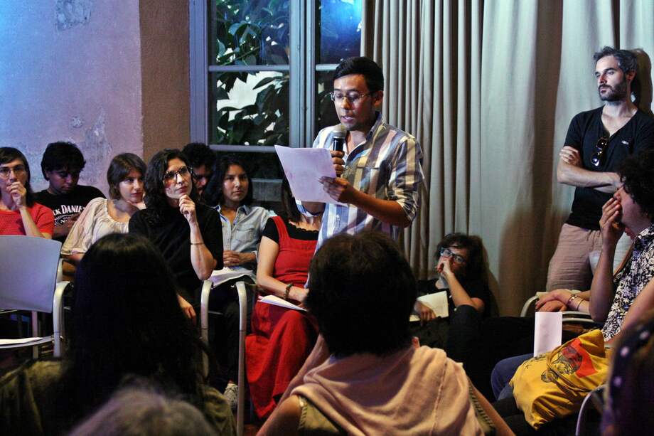 Imagen de una de las reuniones del colectivo "En Palabras (relatos migrantes)", formado por María Ríos y Diego Salazar para que los latinoamericanos refugiados en Barcelona pudieran compartir sus historias. / Cortesía