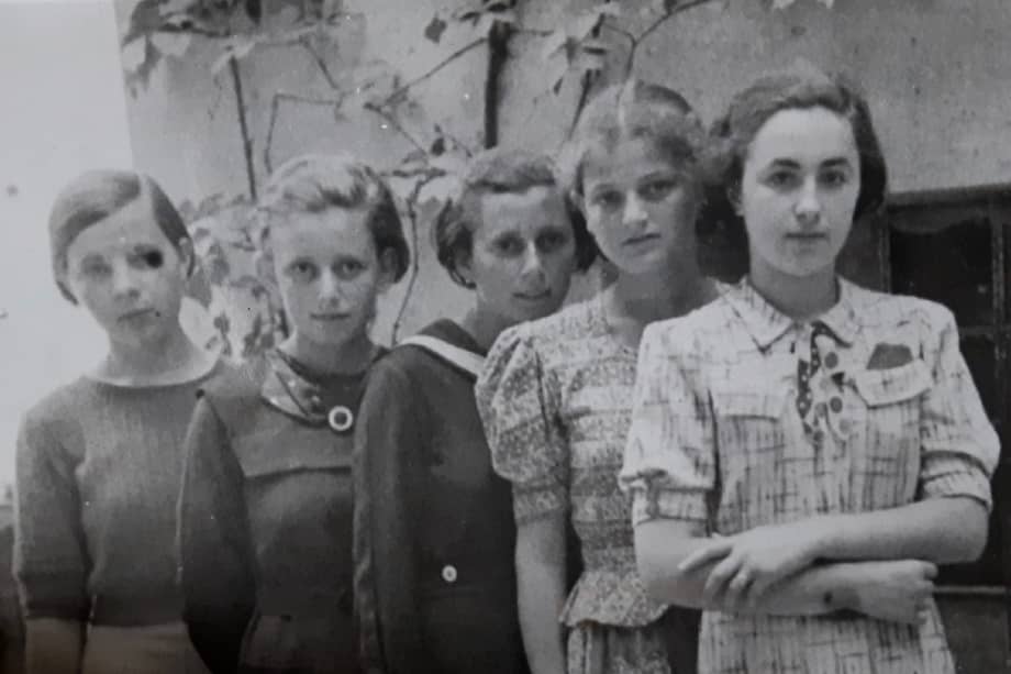 El 25 de marzo de 1942 cientos de jóvenes judías abandonaron sus hogares para subir a un tren. Engañadas, creían que iban a trabajar, pero en realidad las mandaron a campos de concentración donde esclavizaron y mataron a la mayoría. Foto tomada en Humenné, Eslovaquia. Ni Anna Herskovic (segunda de izq. a der.) ni Lea Friedman (cuarta desde la izquierda) sobrevivieron.